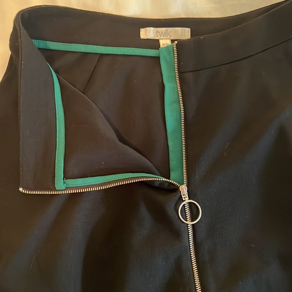 Black Skater Skirt with full zip. (Size M) - Picture 3 of 3